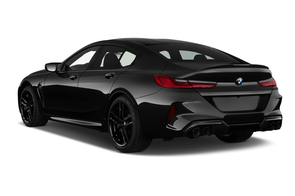 Schräge Heckansicht eines BMW M8 Gran Coupé, freigestellt