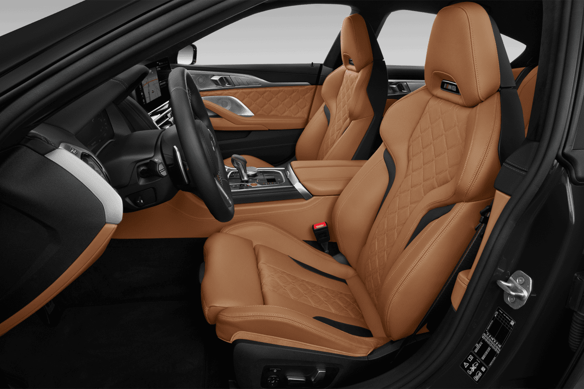 Vordersitze eines BMW M8 Gran Coupé