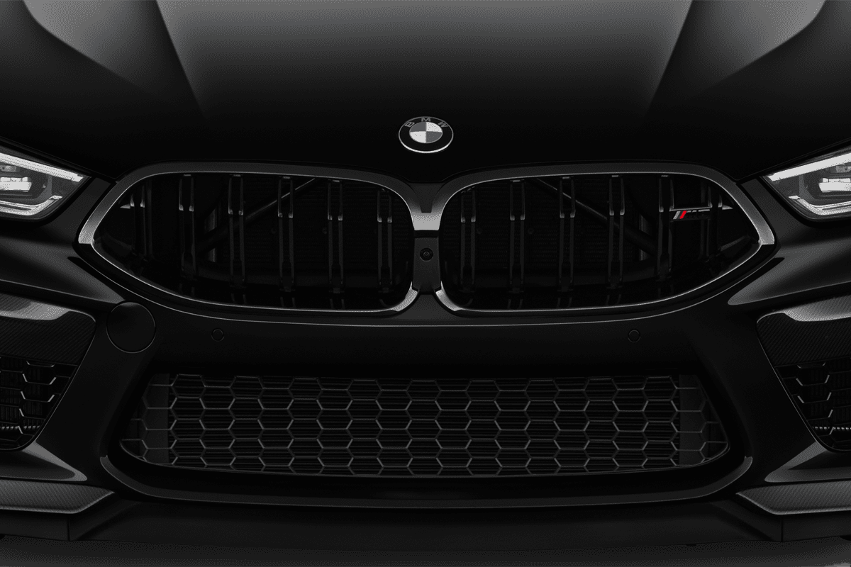 Kühlergrill eines BMW M8 Gran Coupé
