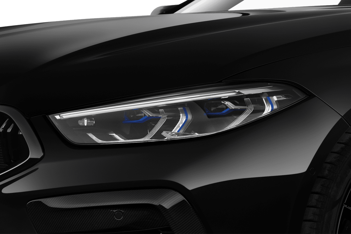 Frontscheinwerfer eines BMW M8 Gran Coupé