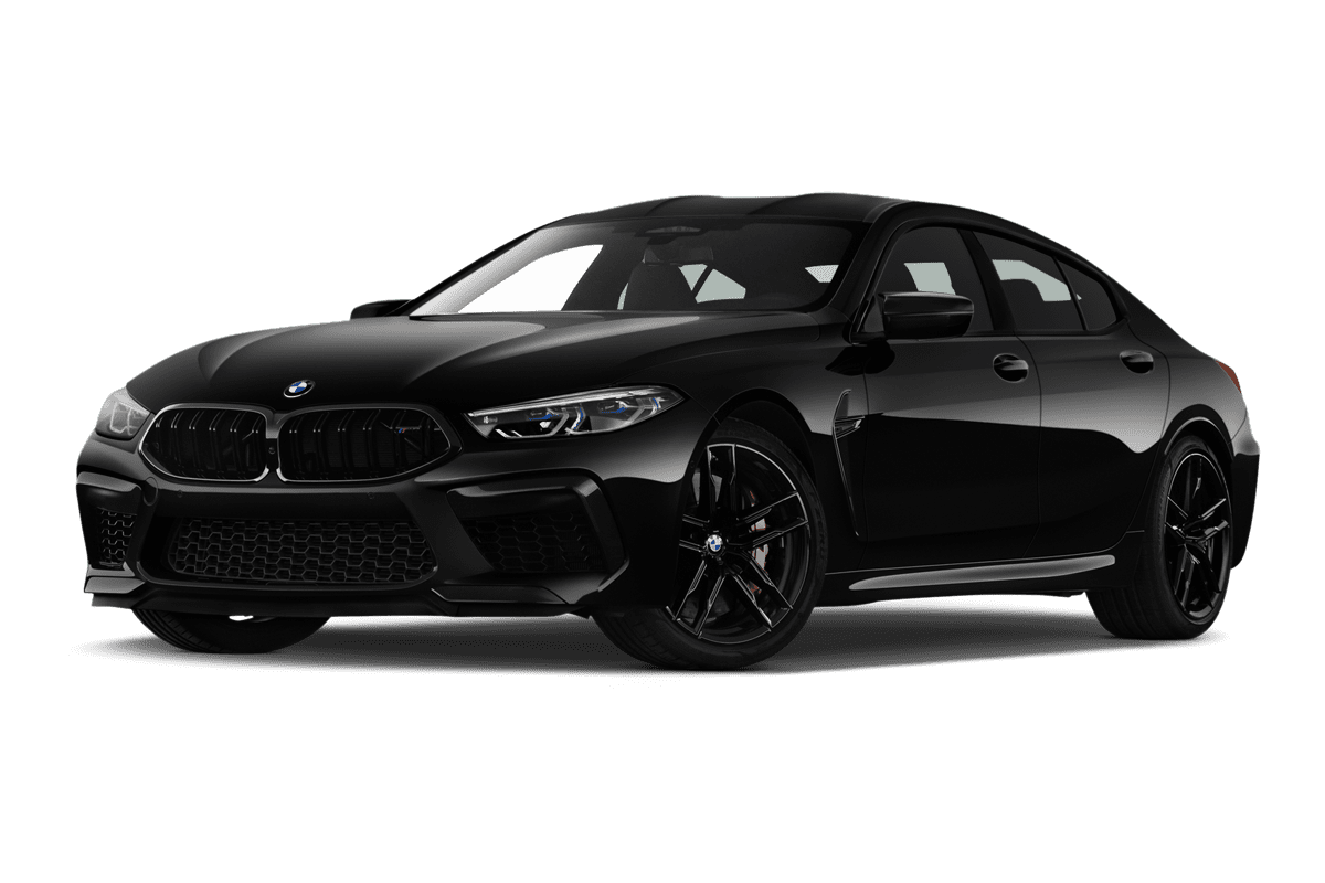 Tiefe, schräge Heckansicht eines BMW M8 Gran Coupé, freigestellt