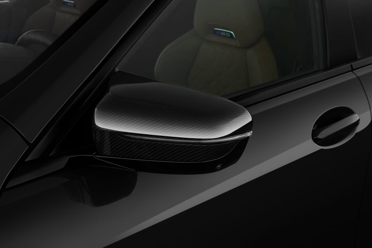 Rückspiegel eines BMW M8 Gran Coupé