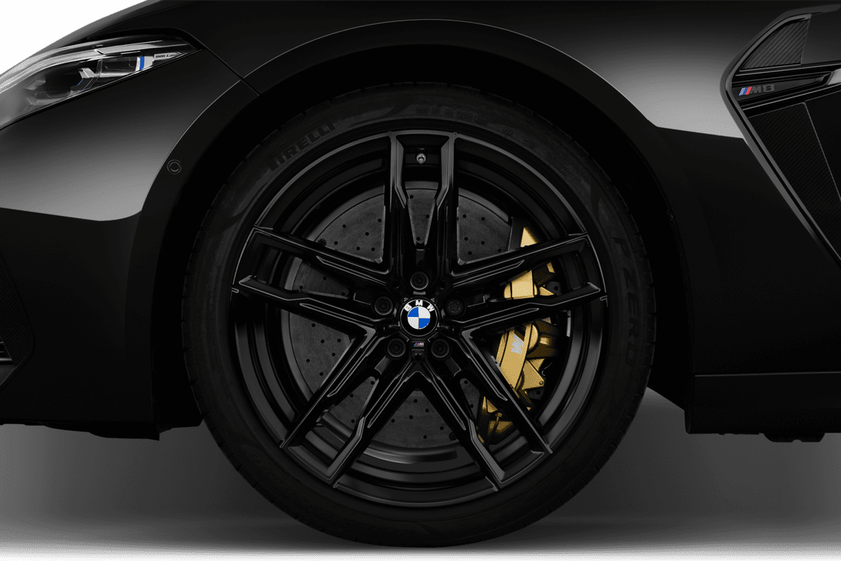 Radkappe oder Felge eines BMW M8 Gran Coupé