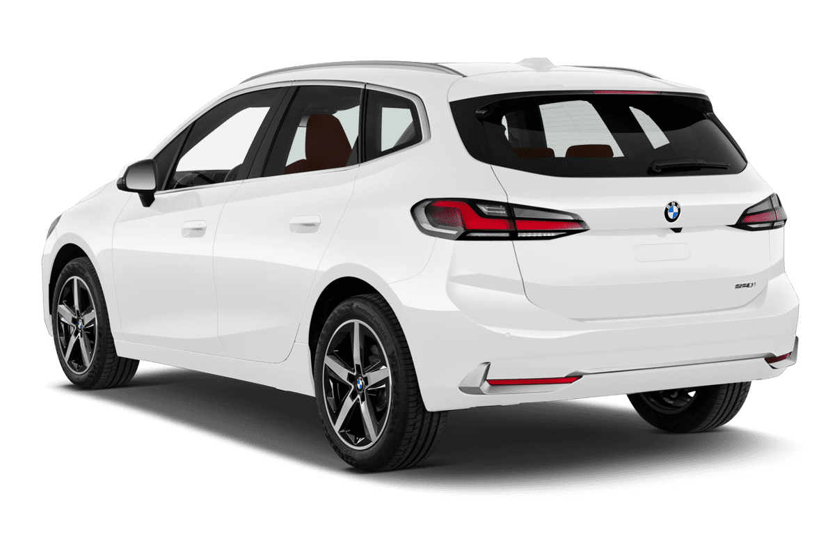 Schräge Heckansicht eines BMW 2er Active Tourer, freigestellt