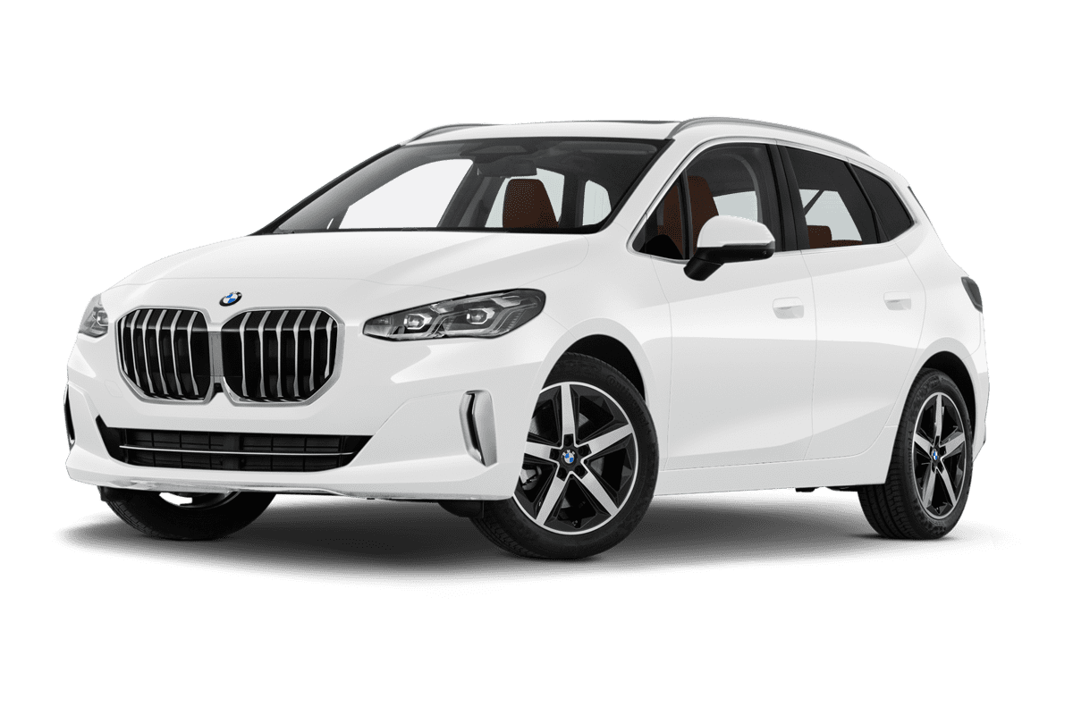 Tiefe, schräge Heckansicht eines BMW 2er Active Tourer, freigestellt