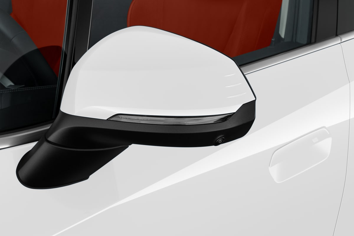 Rückspiegel eines BMW 2er Active Tourer