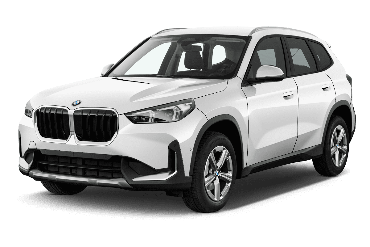 Schräge Frontansicht auf einen BMW X1, freigestellt