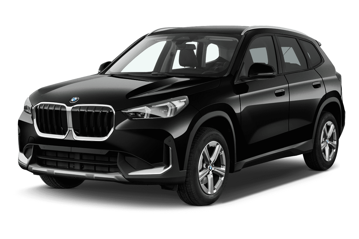 Schräge Frontansicht auf einen BMW X1, freigestellt