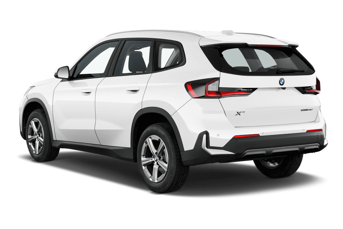 Schräge Heckansicht eines BMW X1, freigestellt