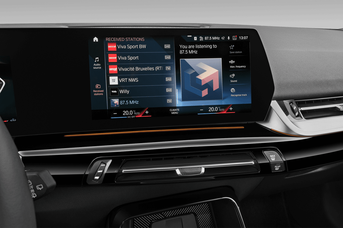 Audiosystem eines BMW X1 (KI-generiert)