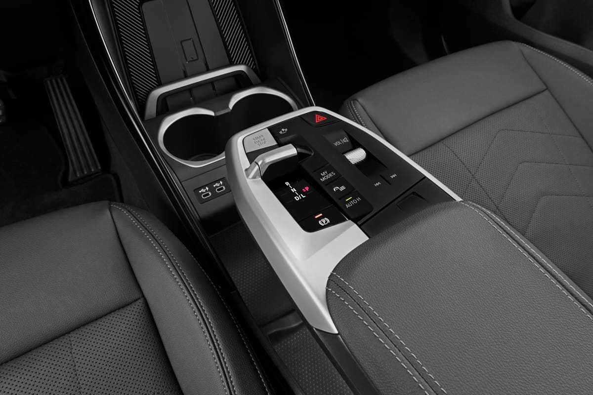 Schaltknüppel eines BMW X1 (KI-generiert)