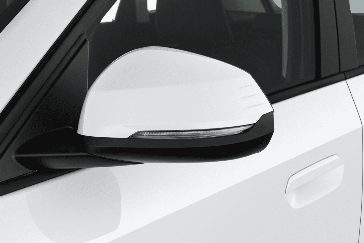Rückspiegel eines BMW X1 (KI-generiert)