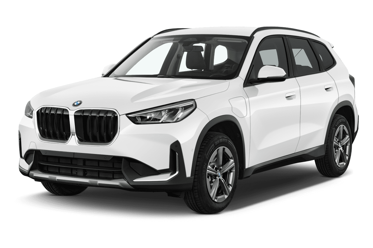 Schräge Frontansicht eines BMW X1, freigestellt