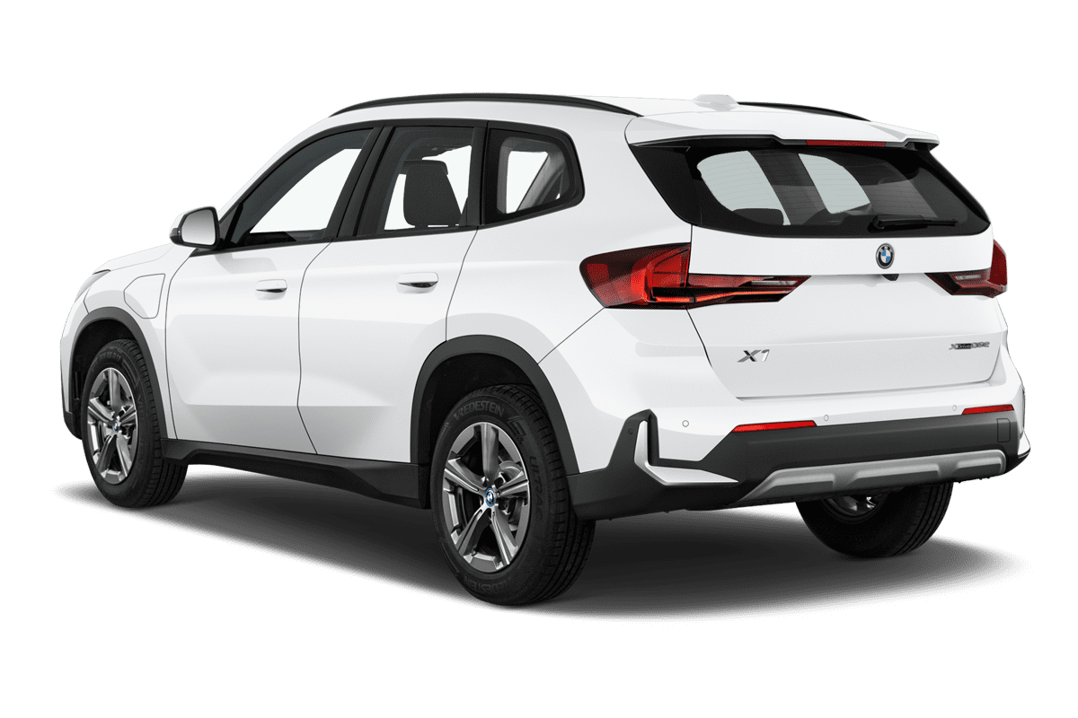 Schräge Heckansicht eines BMW X1 Plug-in-Hybrid, freigestellt