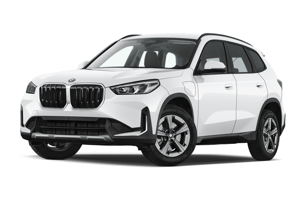 Tiefe, schräge Heckansicht eines BMW X1 Plug-in-Hybrid, freigestellt