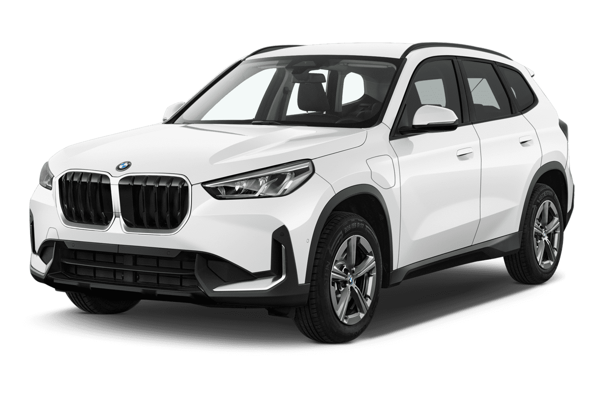 Schräge Frontansicht eines BMW X1 Plug-in-Hybrid, freigestellt