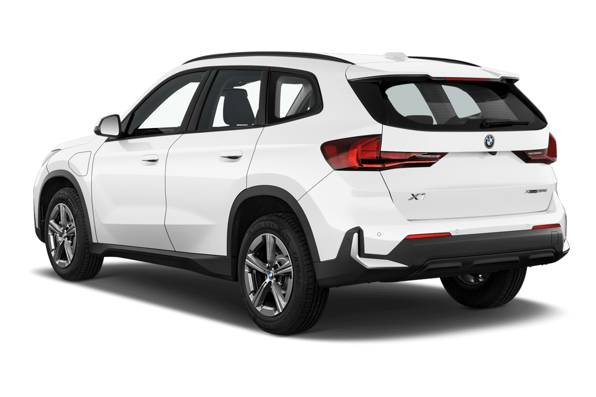 Schräge Heckansicht eines BMW X1 Plug-in-Hybrid, freigestellt