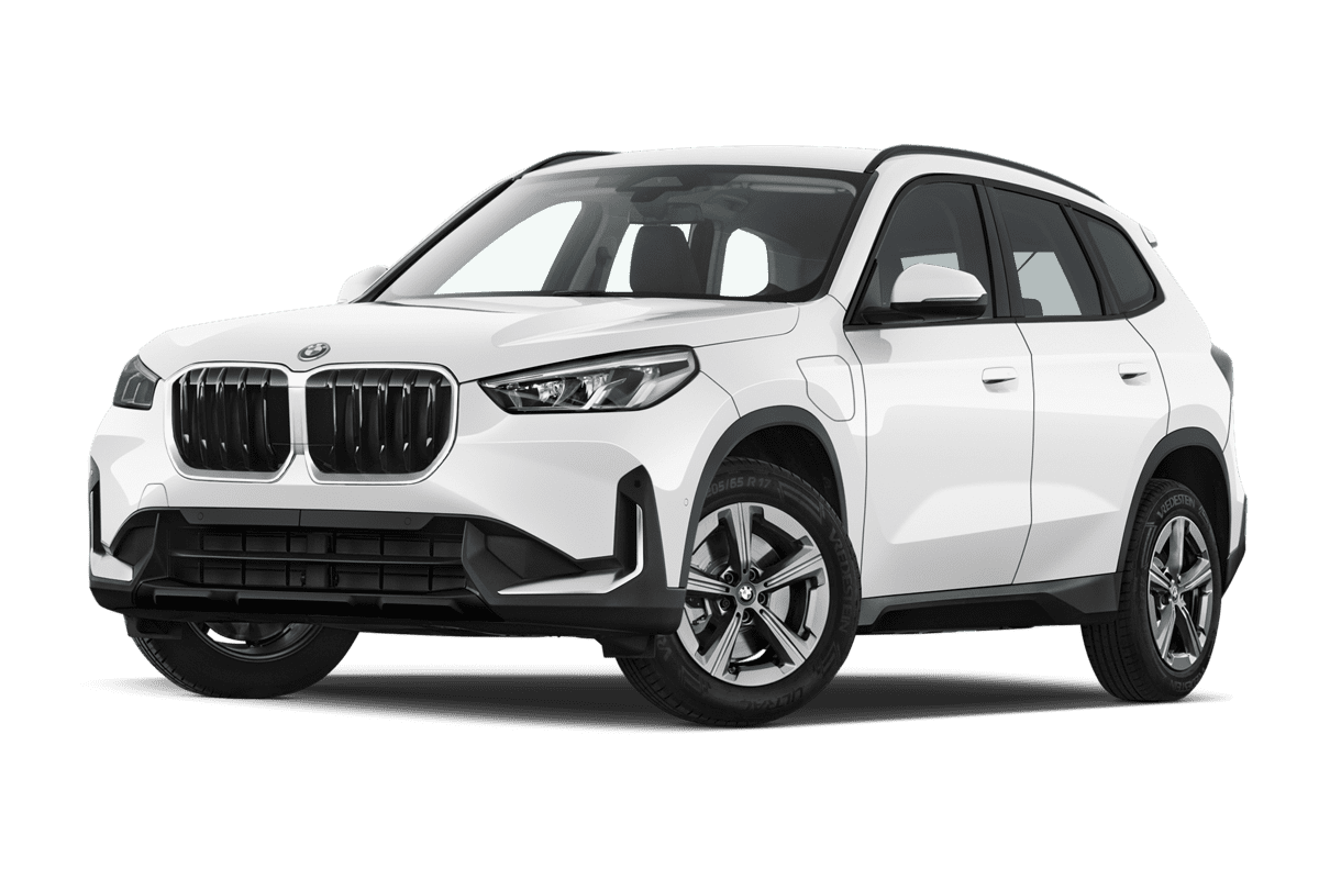 Tiefe, schräge Heckansicht eines BMW X1 Plug-in-Hybrid, freigestellt