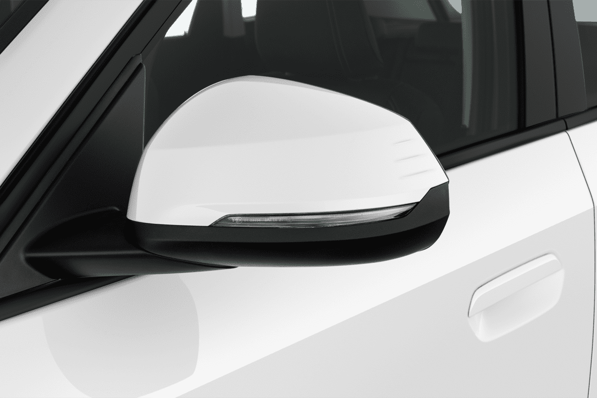 Rückspiegel eines BMW X1 Plug-in-Hybrid