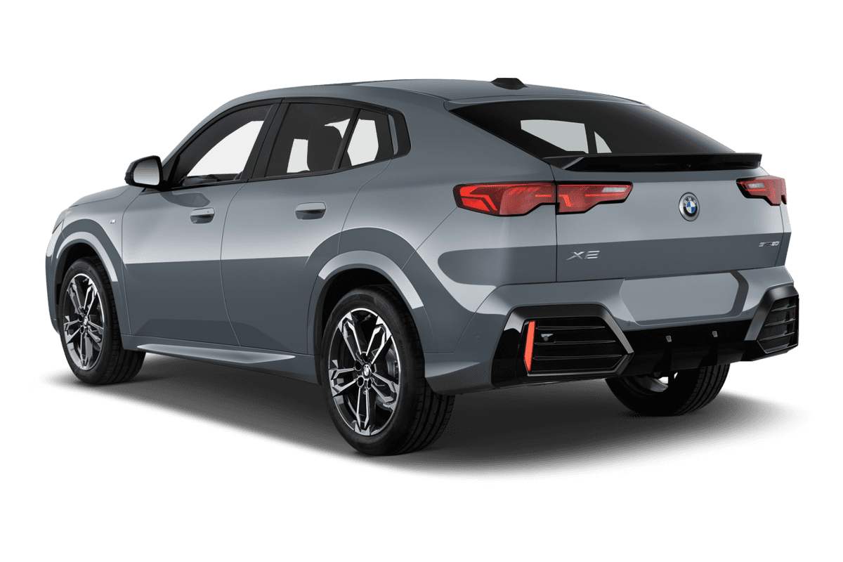 Schräge Heckansicht eines BMW X2 , freigestellt