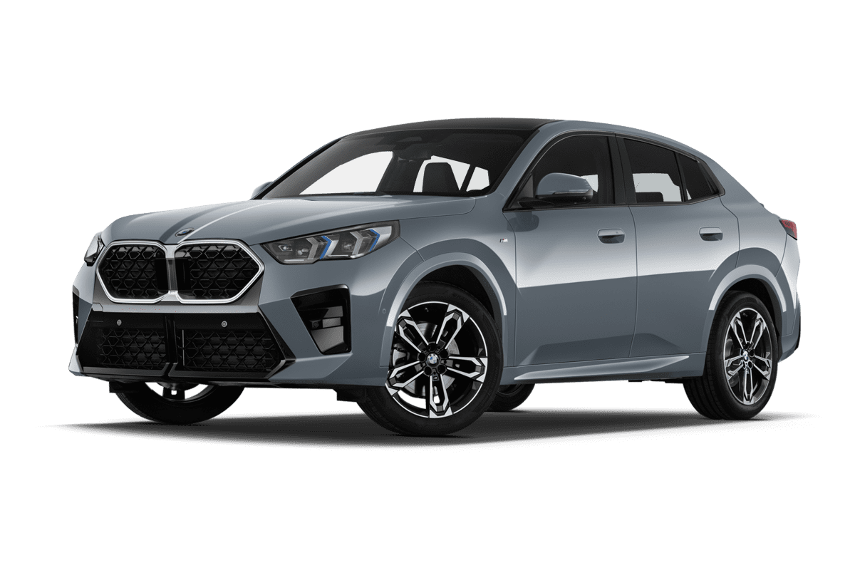 Tiefe, schräge Heckansicht eines BMW X2 , freigestellt