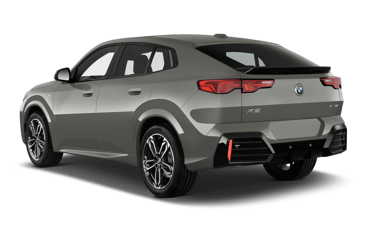 Schräge Heckansicht eines BMW X2 , freigestellt