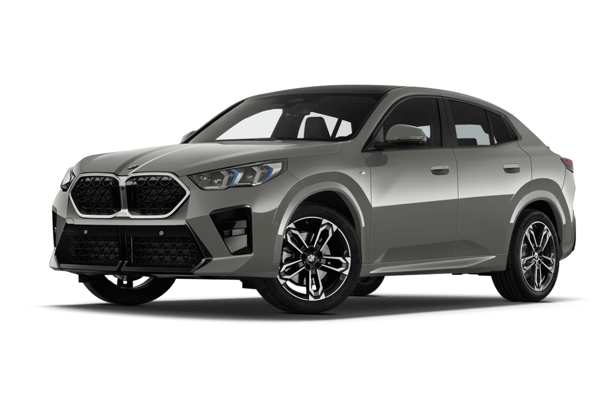 Tiefe, schräge Heckansicht eines BMW X2 , freigestellt