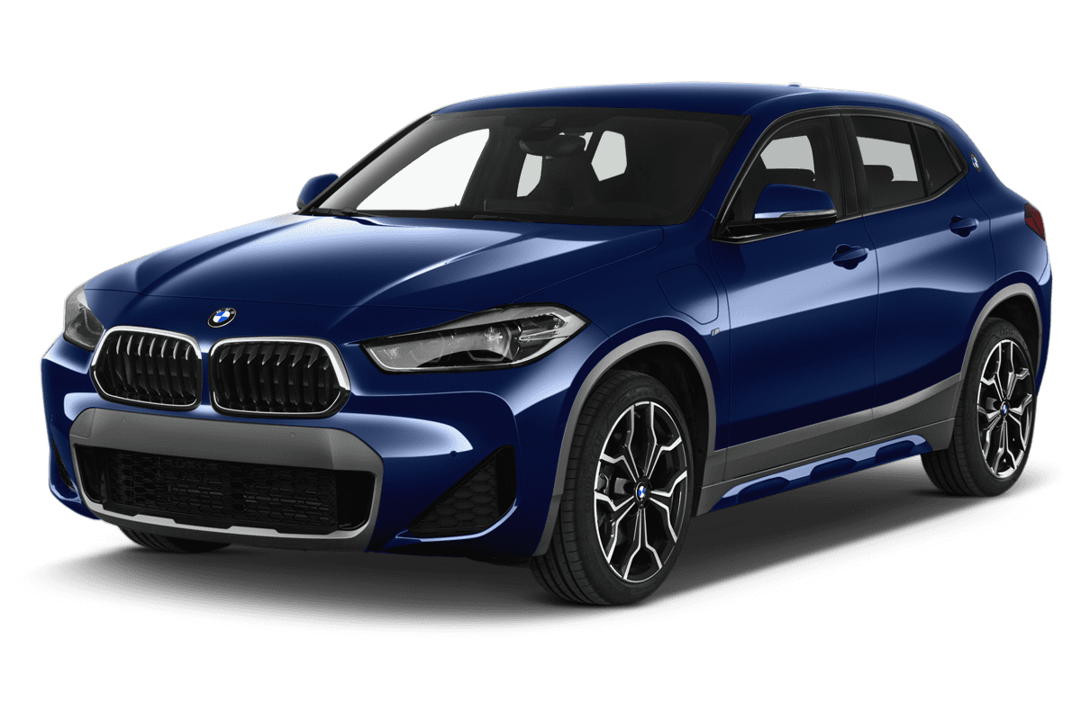 Schräge Frontansicht eines BMW X2 Plug-in-Hybrid, freigestellt