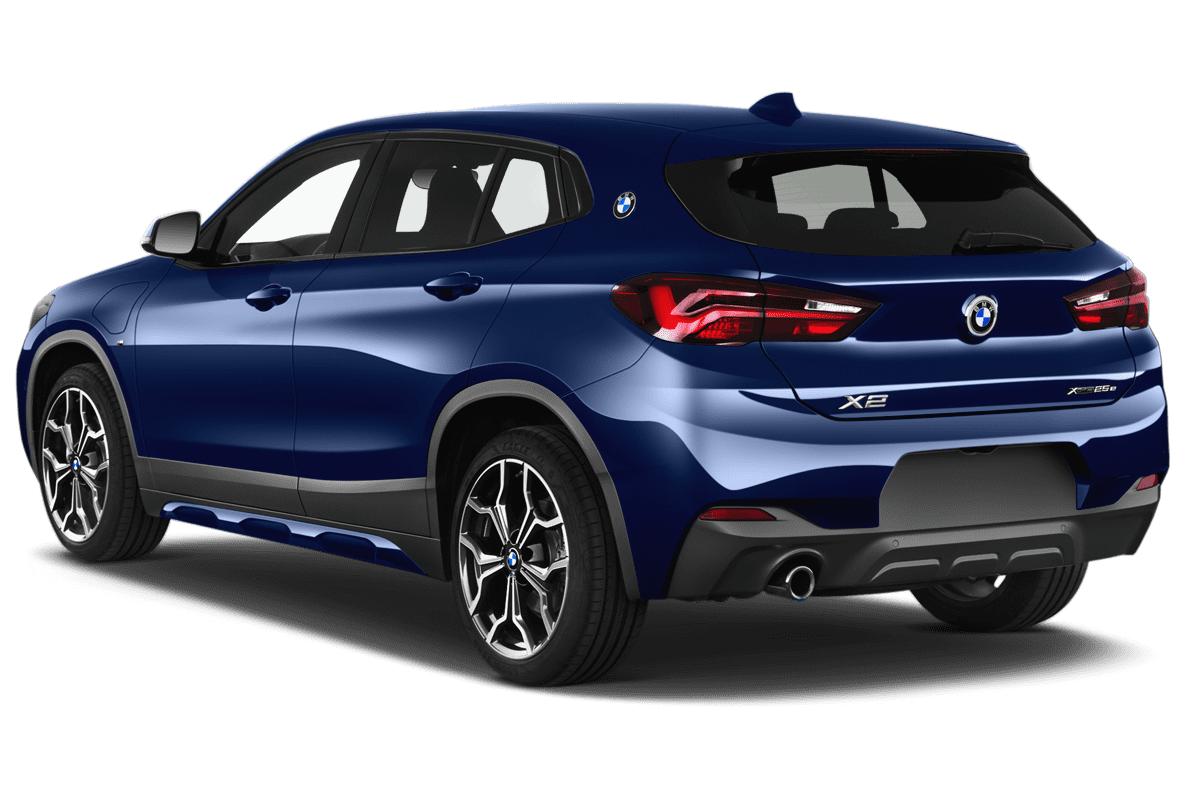 Schräge Heckansicht eines BMW X2 Plug-in-Hybrid, freigestellt