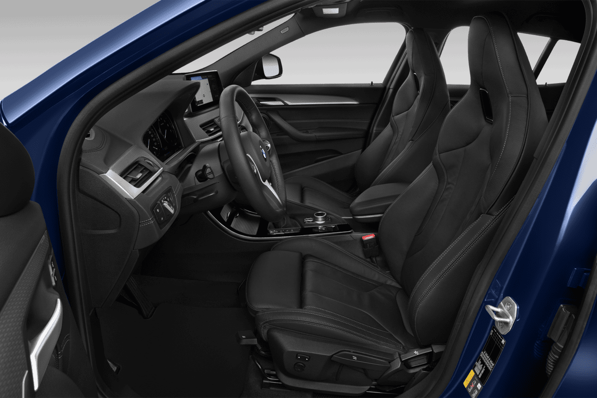 Vordersitze eines BMW X2 Plug-in-Hybrid