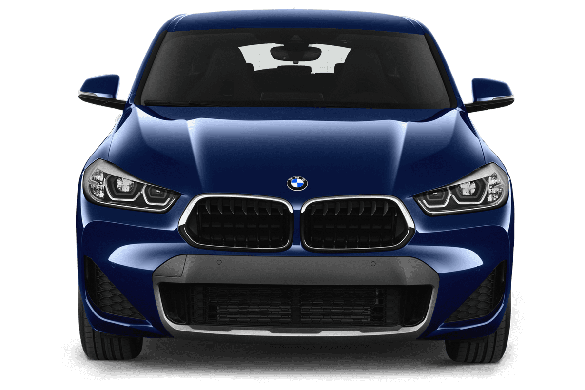 Frontansicht eines BMW X2 Plug-in-Hybrid, freigestellt