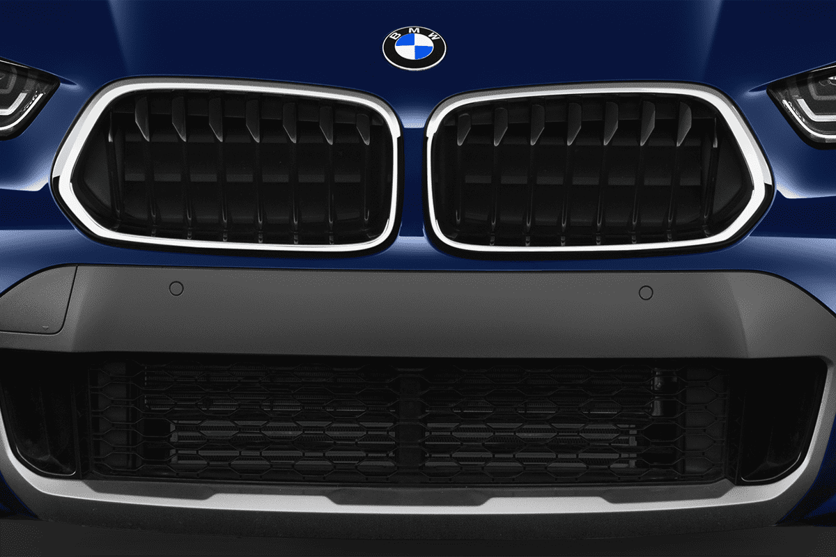 Kühlergrill eines BMW X2 Plug-in-Hybrid