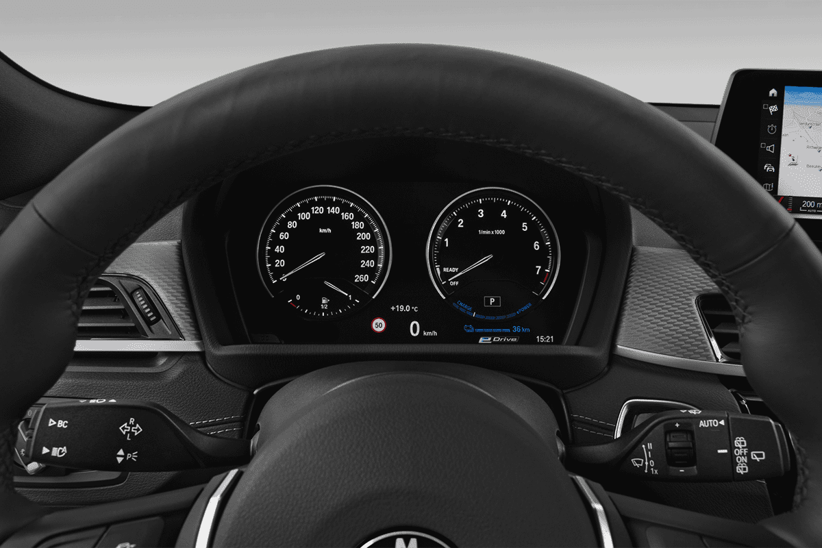 Kombiinstrument eines BMW X2 Plug-in-Hybrid