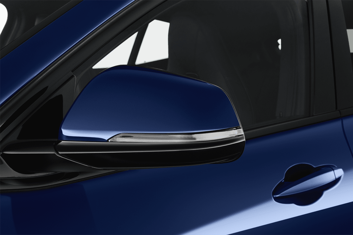 Rückspiegel eines BMW X2 Plug-in-Hybrid