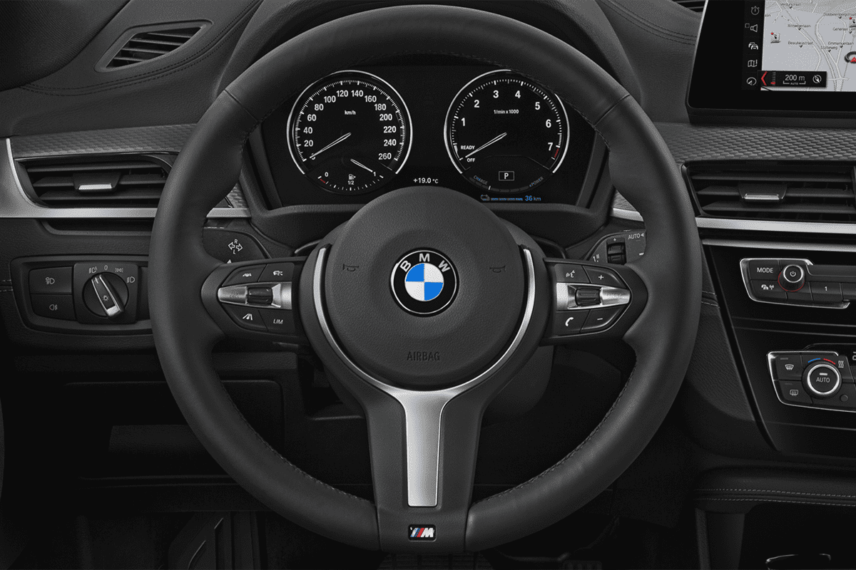 Lenkrad eines BMW X2 Plug-in-Hybrid