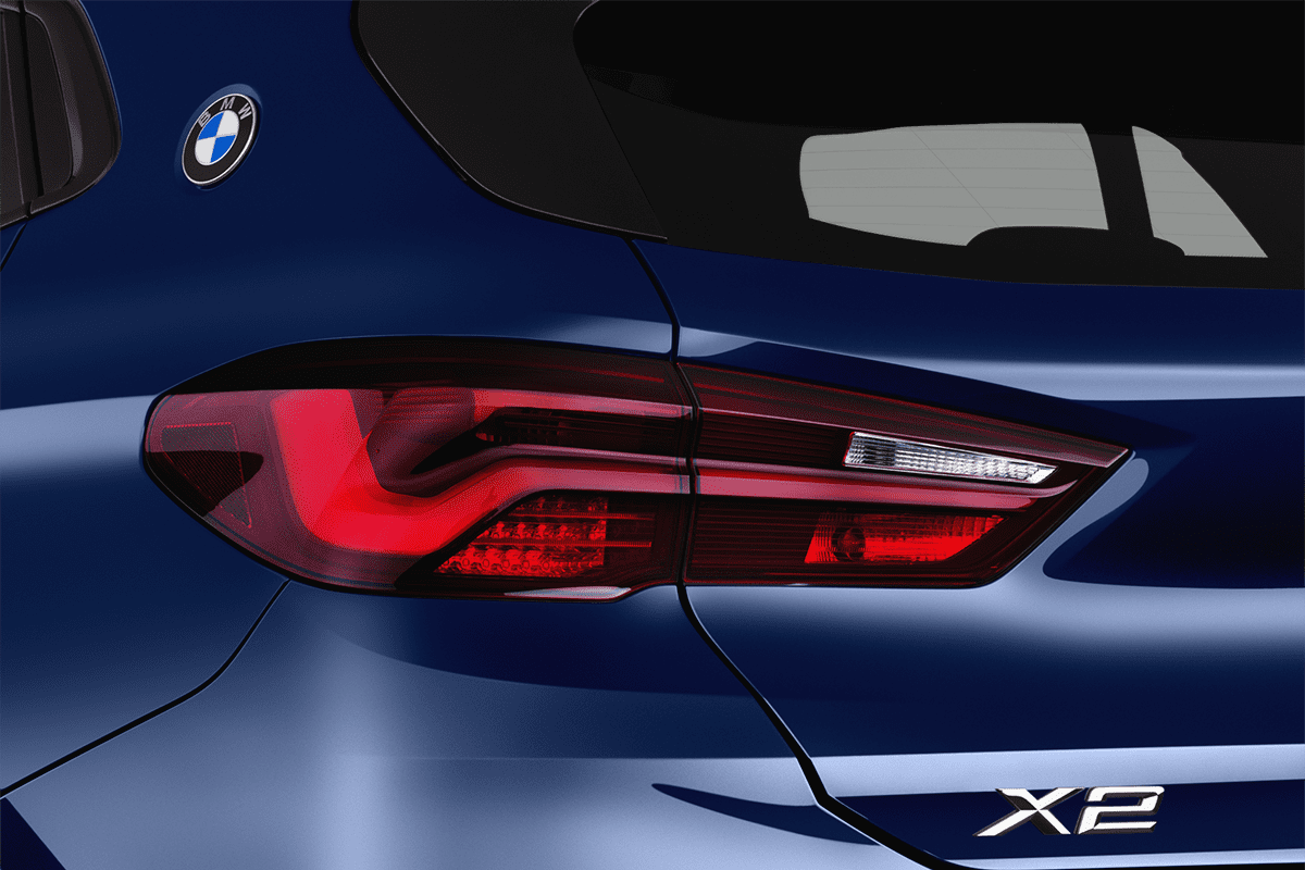 Heckleuchten eines BMW X2 Plug-in-Hybrid