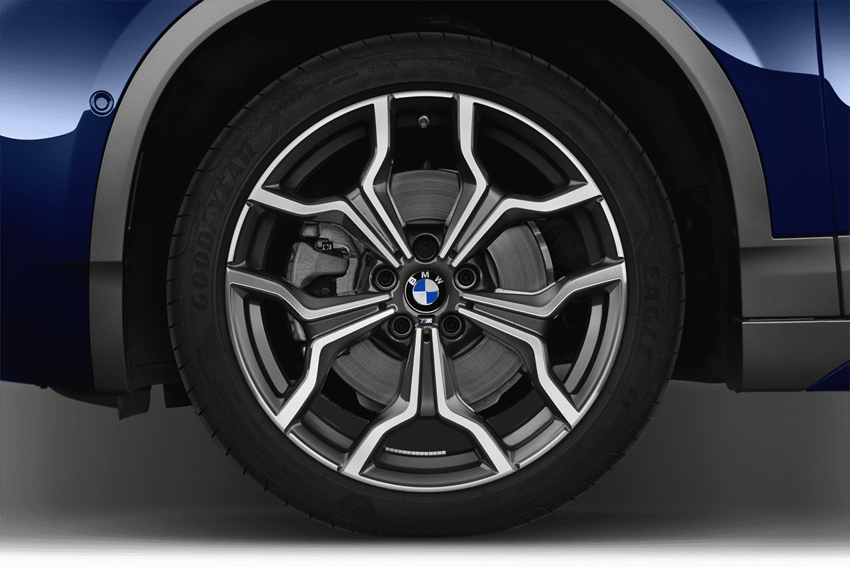 Radkappe oder Felge eines BMW X2 Plug-in-Hybrid