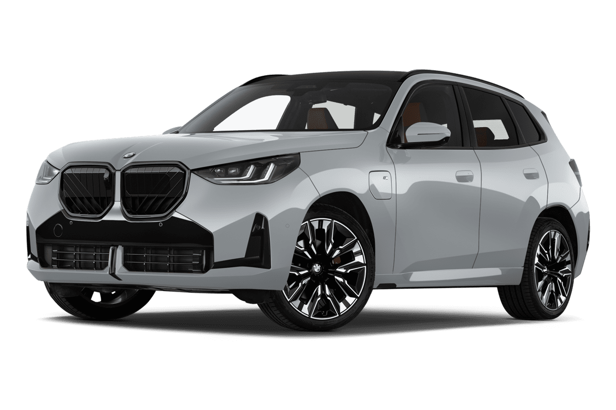 Tiefe, schräge Heckansicht eines BMW X3 Plug-in-Hybrid, freigestellt