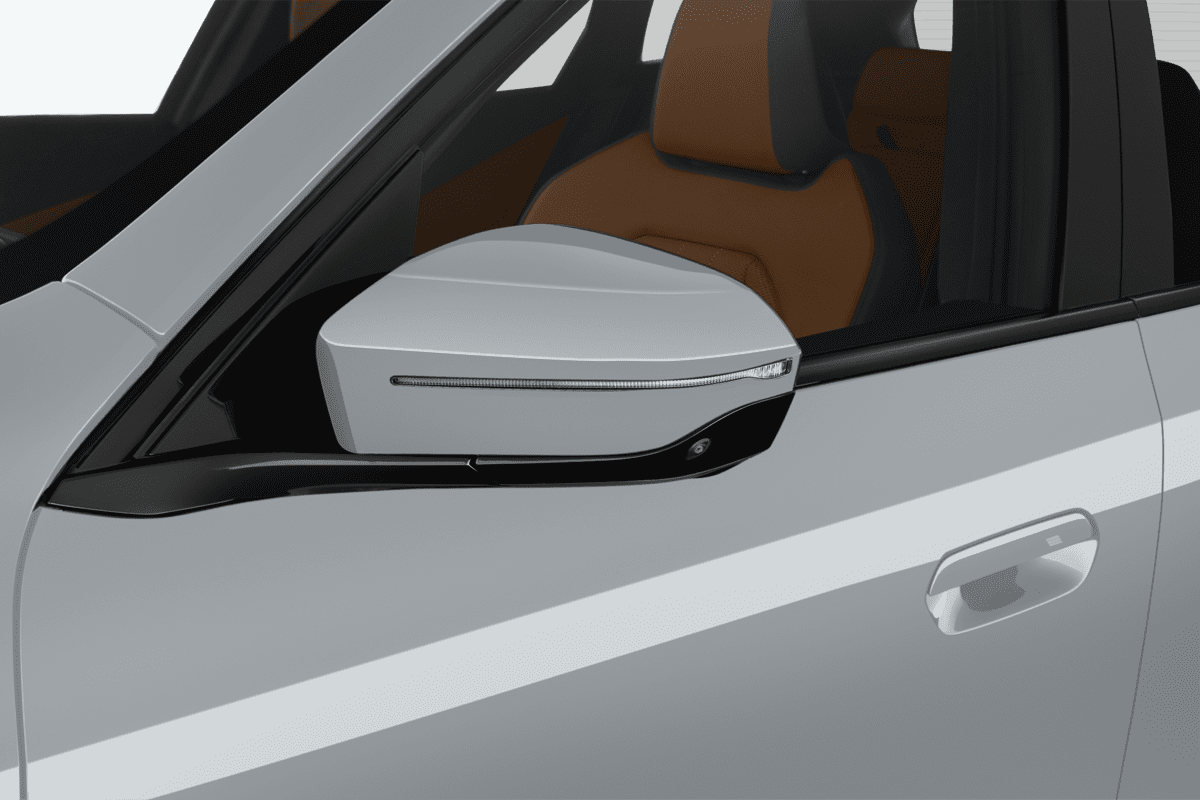 Rückspiegel eines BMW X3 Plug-in-Hybrid