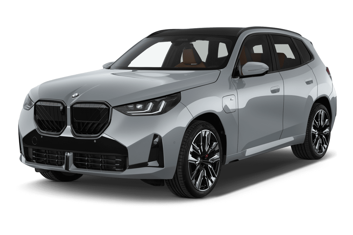 Schräge Frontansicht eines BMW X3 Plug-in-Hybrid, freigestellt