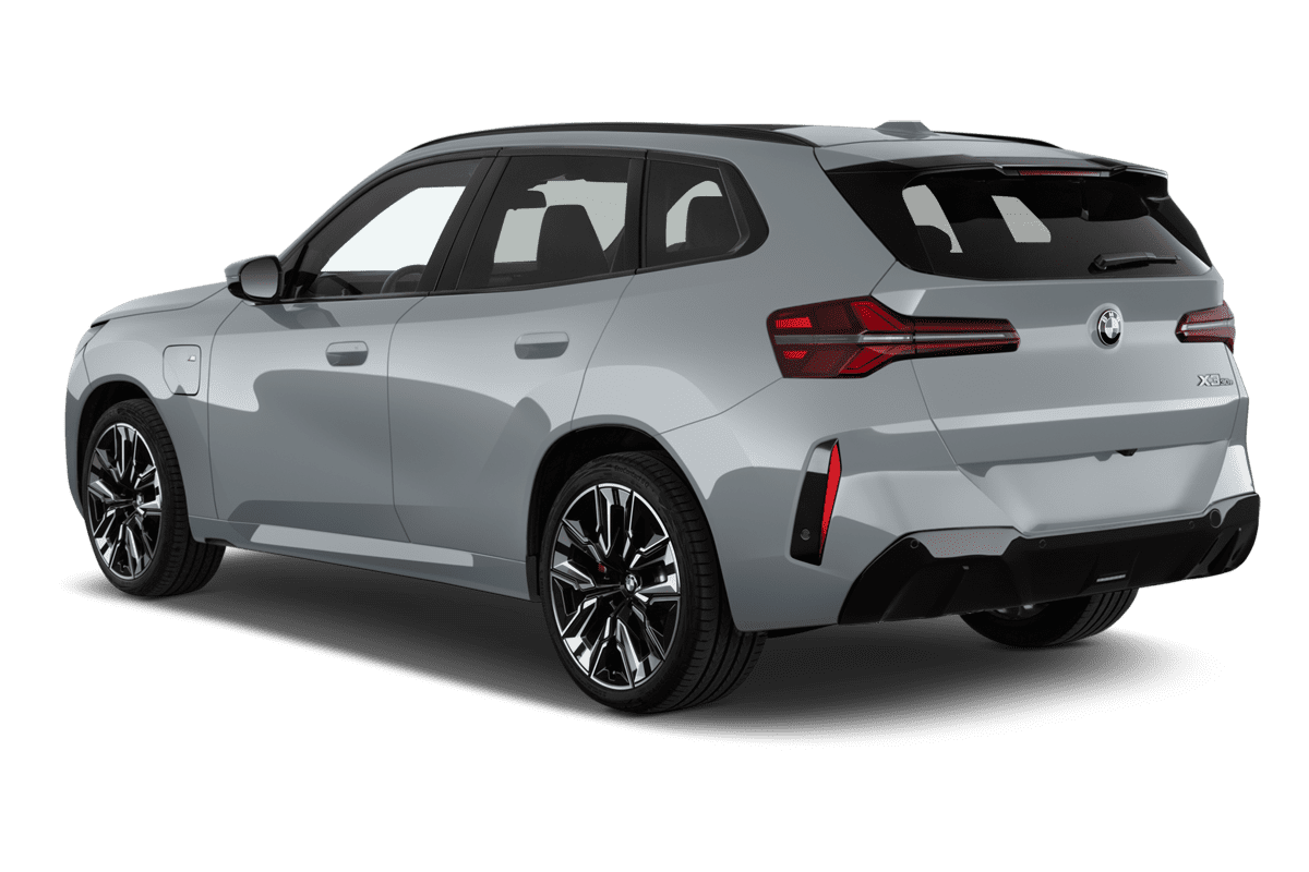 Schräge Heckansicht eines BMW X3 Plug-in-Hybrid, freigestellt
