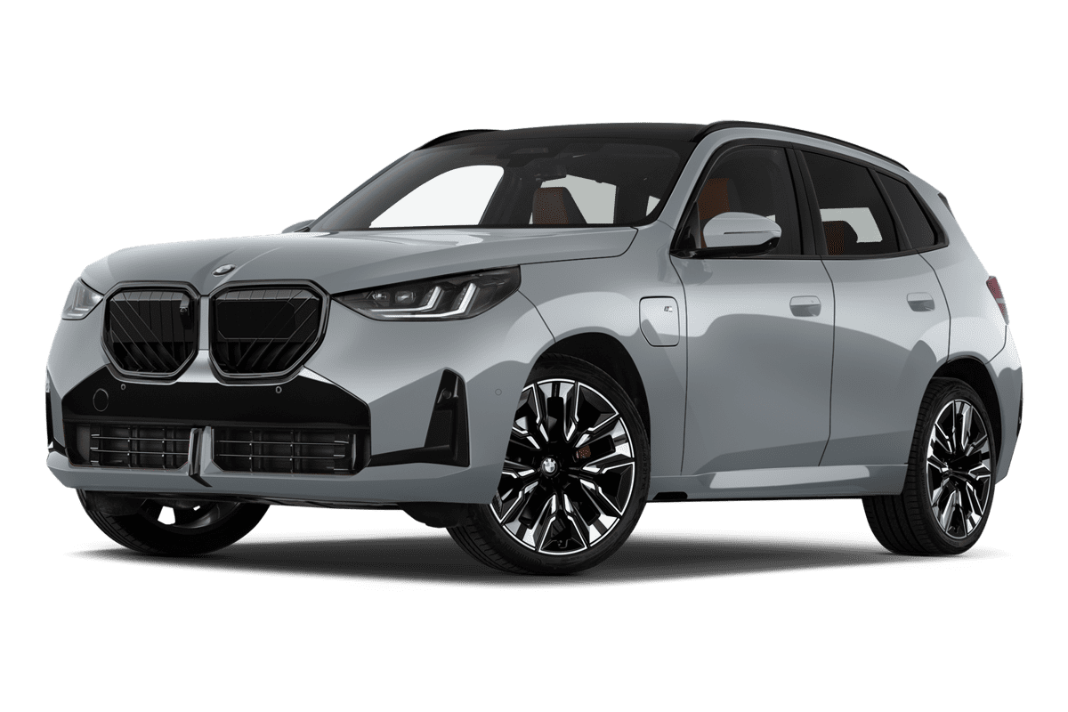 Tiefe, schräge Heckansicht eines BMW X3 Plug-in-Hybrid, freigestellt