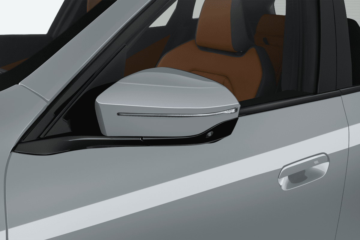 Rückspiegel eines BMW X3 Plug-in-Hybrid