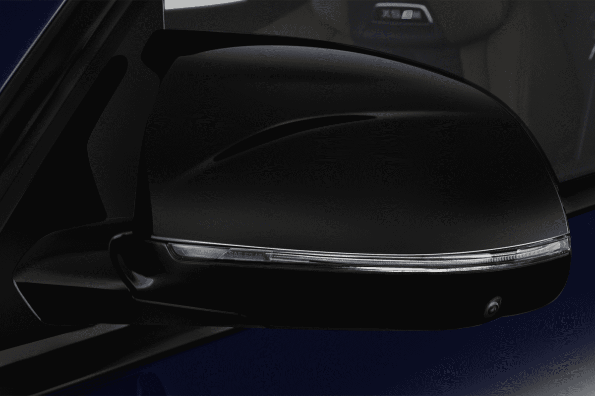 Rückspiegel eines BMW X5 M 