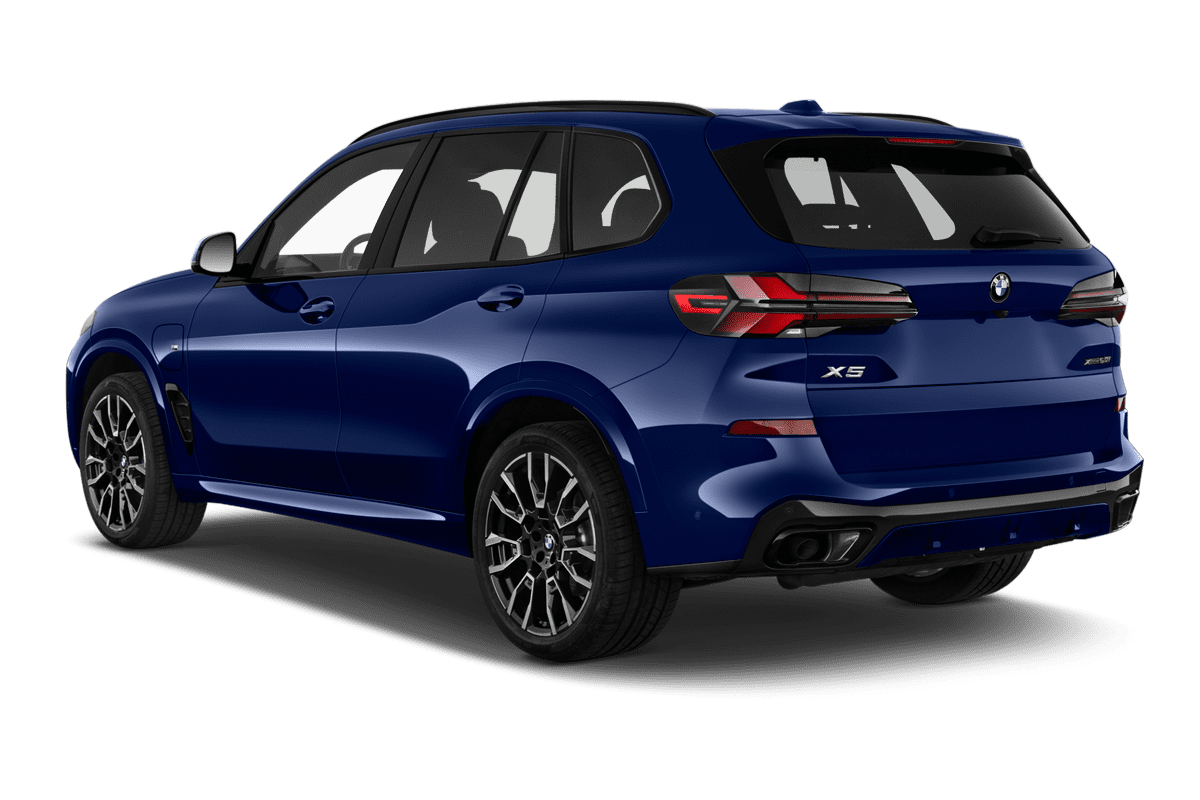 Schräge Heckansicht eines BMW X5 Plug-in-Hybrid, freigestellt