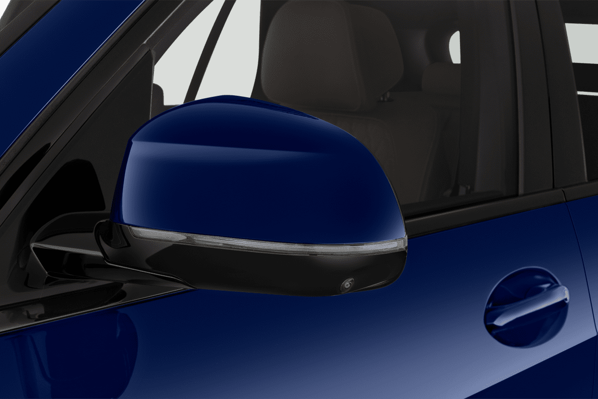 Rückspiegel eines BMW X5 Plug-in-Hybrid