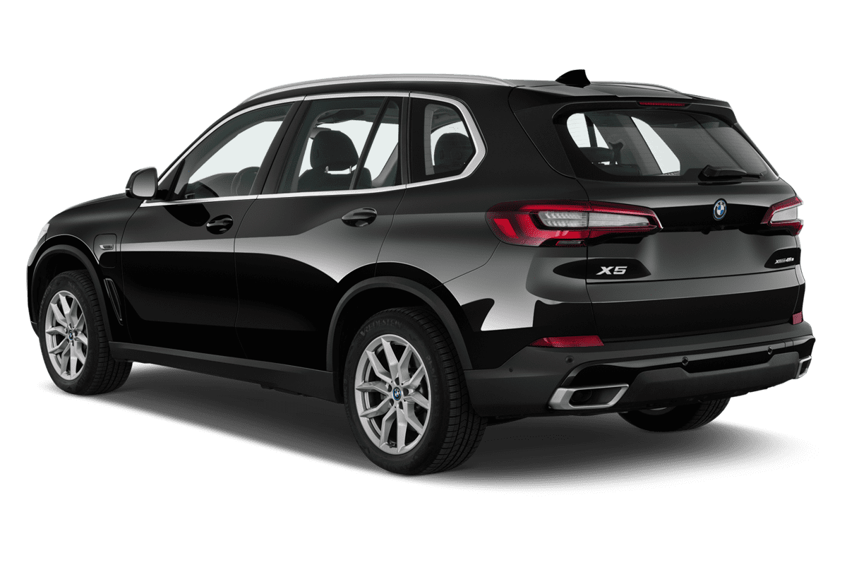 Schräge Heckansicht eines BMW X5 Plug-in-Hybrid, freigestellt