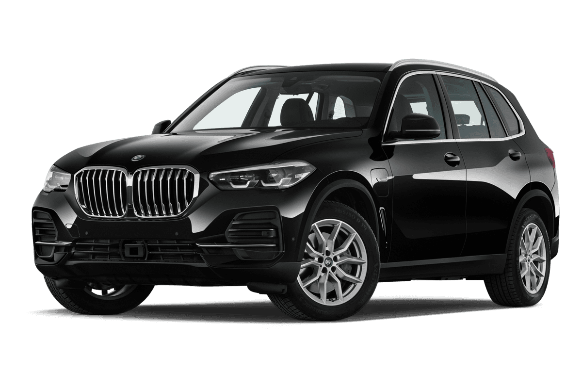 Tiefe, schräge Heckansicht eines BMW X5 Plug-in-Hybrid, freigestellt