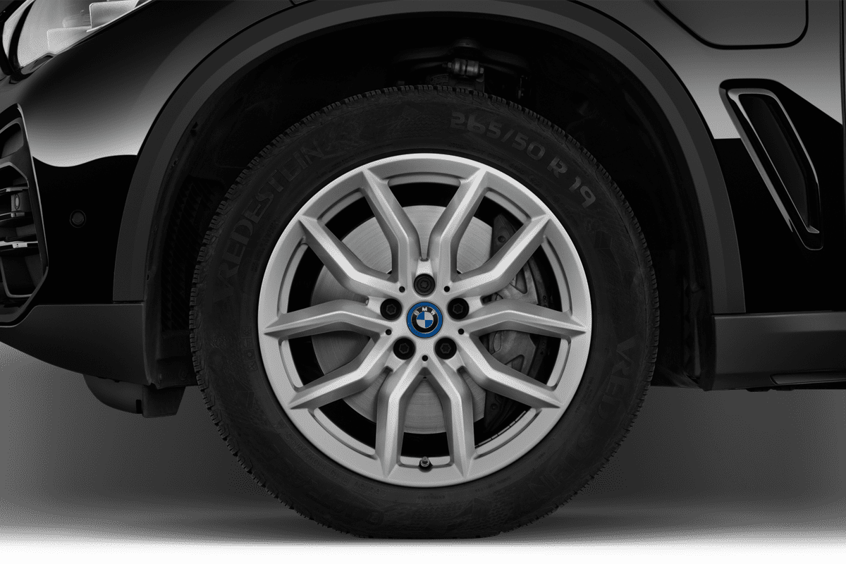 Radkappe oder Felge eines BMW X5 Plug-in-Hybrid
