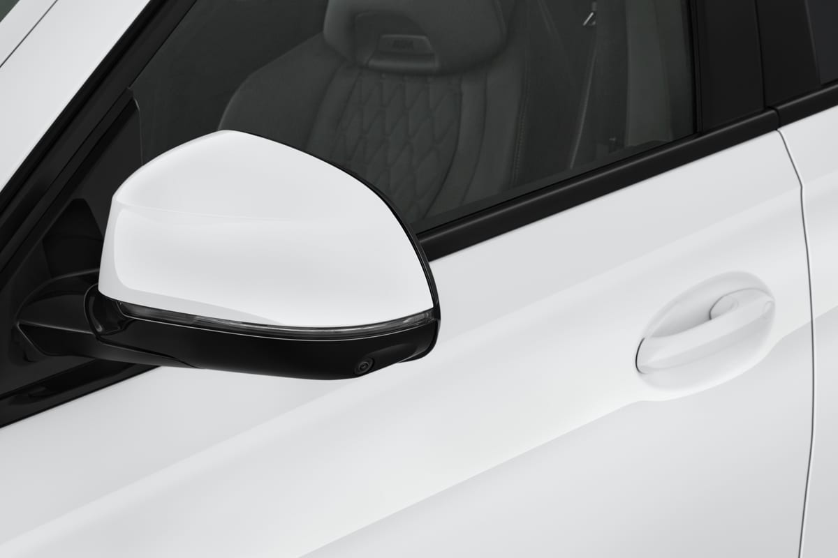 Rückspiegel eines BMW X6